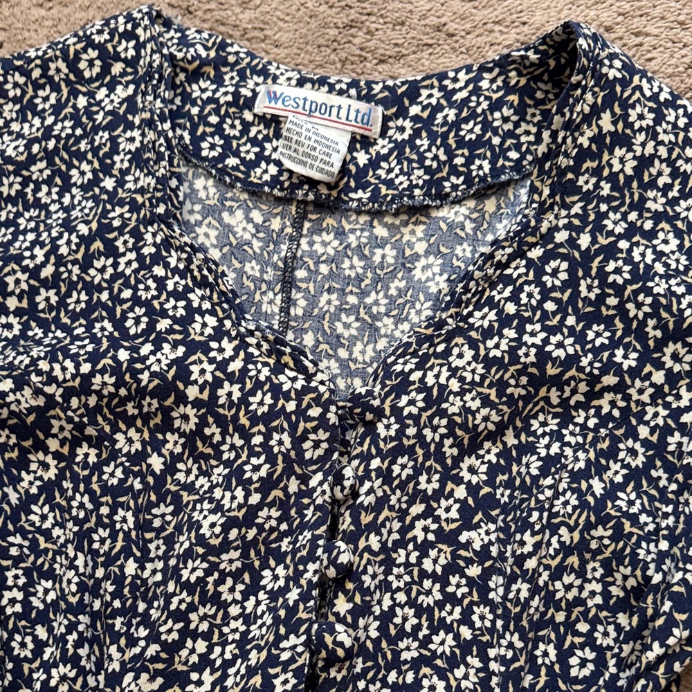 Vintage Westport Ltd. Floral Fit & Flowy Romper.. Blue & White Floral. Size M - Picture 4 of 16